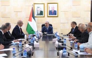 محمد اشتية خلال استقباله في مكتبه برام الله، رئيس وأعضاء الغرفة التجارية الصناعية في القدس