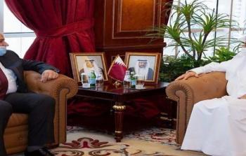 وزير العمل نصري أبو جيش مع نظيره القطري علي بن سعيد المري