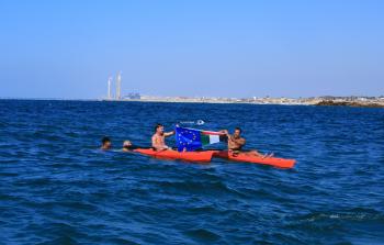 ممثل الاتحاد الأوروبي في فلسطين يسبح في بحر غزة