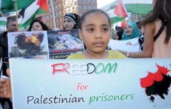 متظاهرون يعطلون مباراة كرة قدم في شيكاغو.