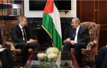 رئيس الوزراء الفلسطيني محمد اشتية مع المبعوث الأوروبي لعملية السلام في الشرق الأوسط سفين كوبمانز