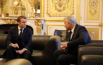 يائير لابيد مع الرئيس الفرنسي ايمانويل ماكرون