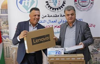 اتحاد العمل يوزّع أجهزة كمبيوتر لصحفيي غزة