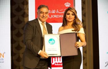 الإعلامية الفلسطينية هديل عليان تتسلم جائزة أفضل إعلامية عربية لعام 2021 في عمّان