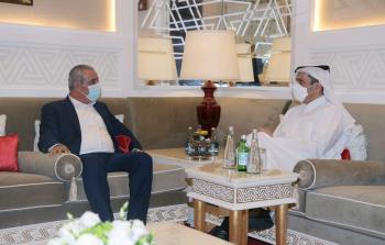 حسين الشيخ يلتقي نائب رئيس الوزراء القطري في الدوحة
