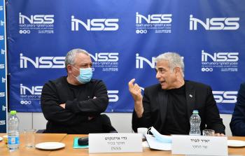 وزير الخارجية الاسرائيلي يائير لابيد مع رئيس الأركان السابق غادي إزنكوت