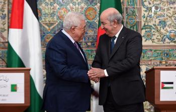 الرئيس عباس ونظيره الجزائري عبد المجيد تبون خلال لقائهما اليوم