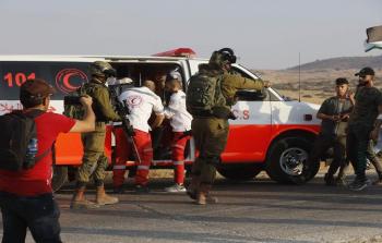إسعاف فلسطيني وسط مواجهات مع الاحتلال بالضفة - ارشيف