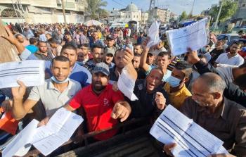 آلاف العمال في غزة يحاولون الحصول على فرص للعمل في الداخل - أرشيف