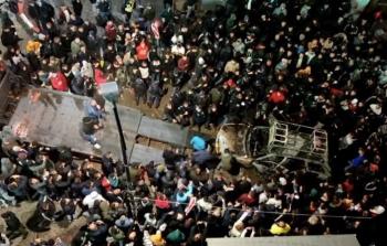 احتشاد الشبان حول المركبة الإسرائيلية