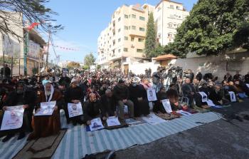 غزة: فلسطينيون يؤدون صلاة الجمعة أمام مقر الصليب الأحمر نصرة للأسرى