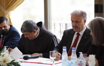 الوزير عساف والأب فلتس يوقعان اتفاقية بث مراسم عيد الميلاد