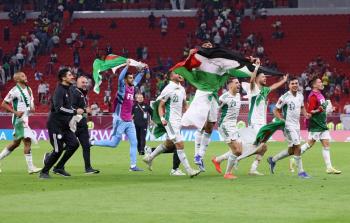 لاعبو الجزائر يرفعون العلم الفلسطيني عقب الفوز على المغرب