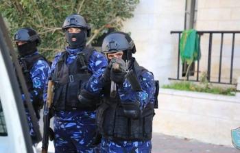 الشرطة الفلسطينية تكشف ملابسات اطلاق نار وحرق مركبة بطولكرم