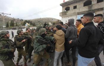 مواطنون يتصدون لهجوم المستوطنين ويشتبكون مع جنود الاحتلال في قرية برقة شمال مدينة نابلس