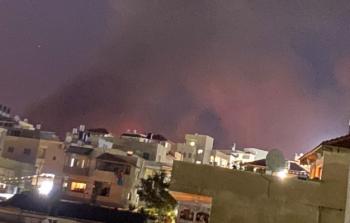 أجواء ملبدة بالدخان نتيجة الحرائق في ام الفحم