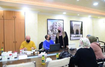 د.غنام تسلم سماعات طبيبة للعشرات من ذوي الاعاقة السمعية