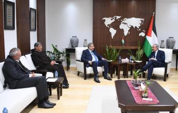 رئيس الوزراء يتسلم دعوة حضور قداس منتصف الليل