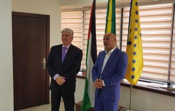 أحمد أبو هولي خلال لقاء السفير البرازيلي لدى فلسطين أليساندرو كاندياس