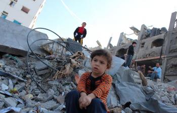 طفل من غزة يقف على أنقاض منزله المدمر خلال الحرب الأخيرة على القطاع - ارشيف