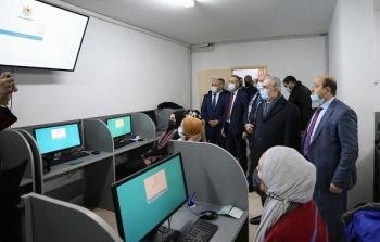 محمد اشتية خلال زيارة تفقدية لديوان الموظفين العام