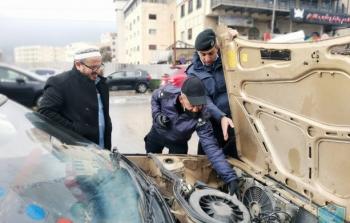 الشرطة في رام الله تقدم المساعدة للمواطنين في ظل المنخفض الجوي