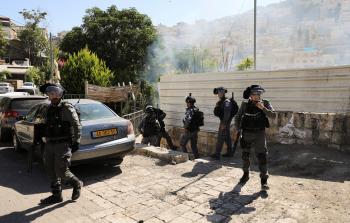 رام الله - احتجاز 20 فلسطينيا في سنجل وإخضاعهم للتحقيق الميداني