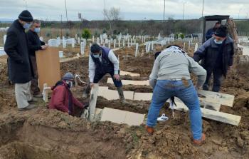 جانب من دفن جثامين 8 فلسطينيين غرق قاربهم في اليونان
