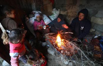 معاناة الفلسطينيين في مخيم النهر البارد جنوب قطاع غزة بالأجواء الباردة