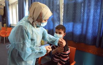 بدء تطعيم طلبة السابع حتى التاسع في غزة ضد كورونا