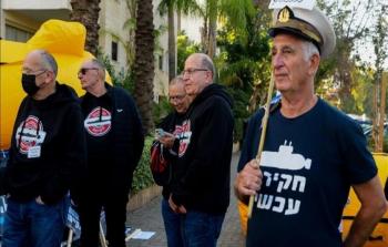 مسؤولون إسرائيليون يتظاهرون أمام منزل لابيد