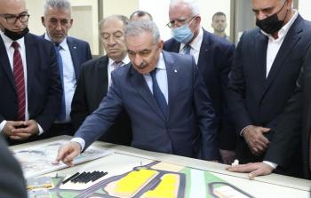 اشتية خلال استعراضه المشاريع في أريحا