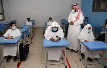 الشيخ عبدالرحمن السديس مع ابنه على مقاعد الدراسة