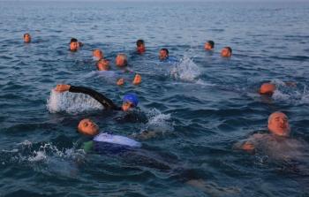 كبار السن في غزة يمارسون السباحة