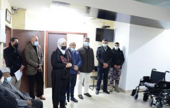 غنام تسلم كراسٍ كهربائية وأدوات مساعدة لأشخاص من ذوي الهمم بدعم من الفلسطينية للمحركات