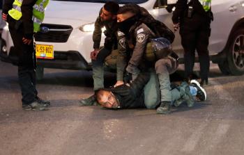 اعتقال فلسطيني بعد الاعتداء عليه في حي الشيخ جراح بالقدس