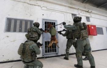 قوات القمع الإسرائيلية تقتحم السجون