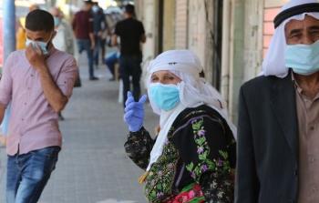مواطنون يلبسون الكمامة في فلسطين - ارشيف