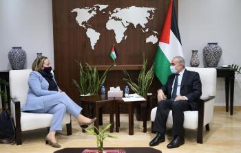 لقاء رئيس الوزراء محمد اشتية بوزيرة التجارة البريطانية في رام الله