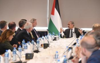 محمد اشتية خلال لقائه وفدا من الكونغرس الأميركي