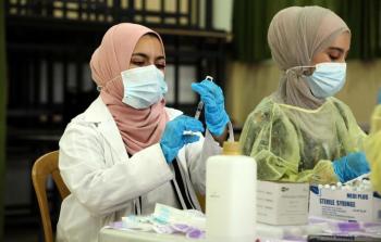 طبيبتان تجريان فحص فيروس كورونا في فلسطين