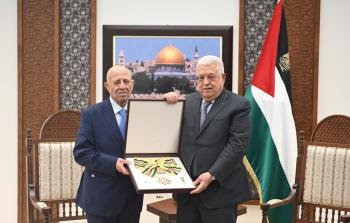الرئيس الفلسطيني محمود عباس يقلد القائد الوطني أحمد قريع، وسام نجمة الشرف من الدرجة العليا