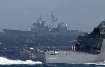 سفن حربية تمر في الاراضي التركية