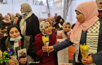 توزيع ورود على أمهات الأسرى في اعتصام الصليب الأحمر بغزة