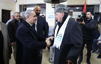 محمد اشتية خلال تفقده مراكز القوائم الانتخابية في مدينة البيرة