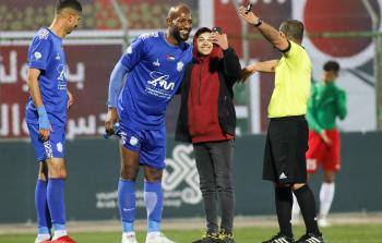 مشجع فلسطيني يلتقط سيلفي مع لاعب المنتخب الفلسطيني عبد اللطيف البهداري.jpg