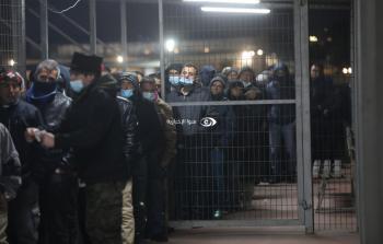 عمال فلسطينيون من غزة قبيل ذهابهم للعمل في إسرائيل