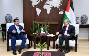 لقاء رئيس الوزراء اشتية مع سفير الاكوادور