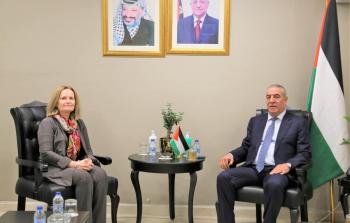 حسين الشيخ يبحث مع القنصل البريطاني العام آخر التطورات السياسية