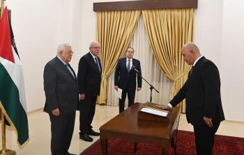 رويد أبو عمشة يؤدي اليمين القانونية امام الرئيس عباس